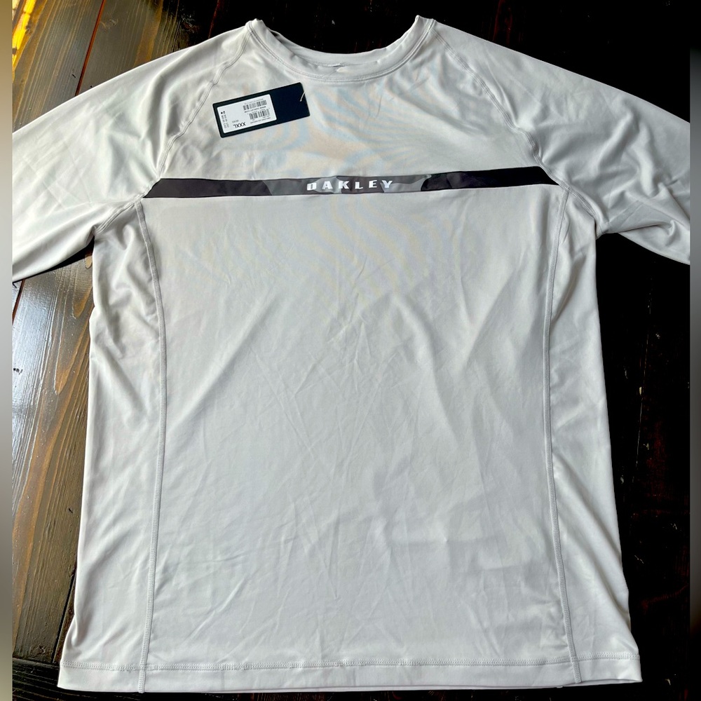Men’s NWT Oakley rashguard - size 3XL